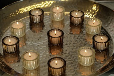 Mumlar masanın üstünde.