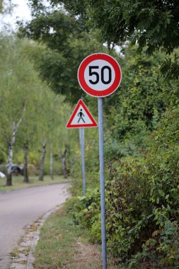 Yolda hız sınırı tabelası var. Saatte 50 km.