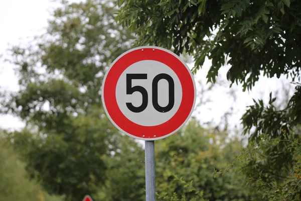 Rund hastighet begränsa vägskylt på vägen. 50 km / h. — Stockfoto