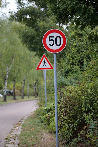 Rund hastighet begränsa vägskylt på vägen. 50 km / h. — Stockfoto