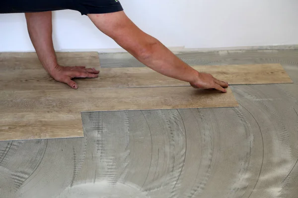 Worker Installing New Vinyl Tile Floor — Stock Photo, Image