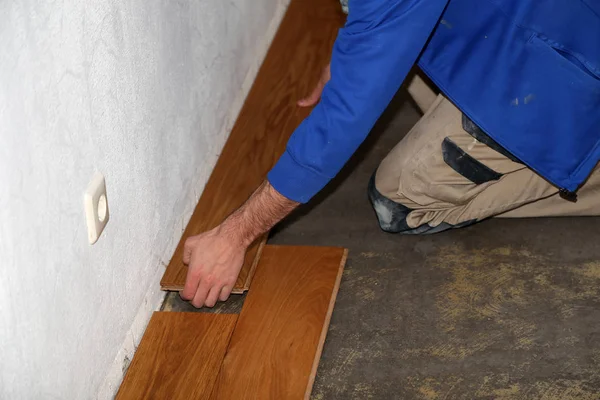 寄せ木張りの床 寄せ木張りの床の敷設労働者 — ストック写真