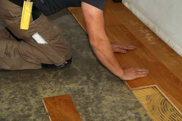 Parquet Flooring Worker Laying Parquet Flooring — Stock Photo, Image