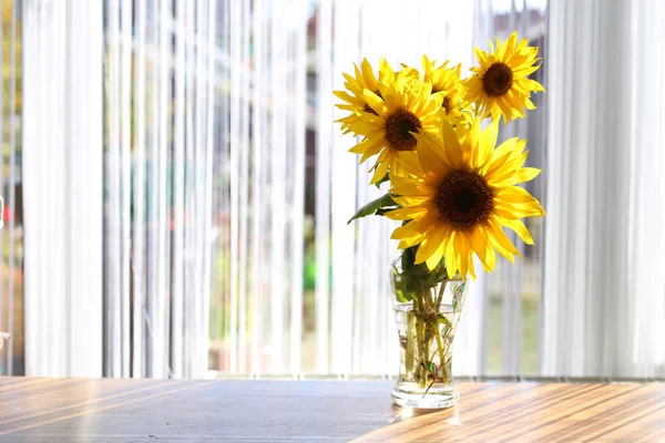 Strauß Schöner Sonnenblumen Steht Vor Dem Fenster — Stockfoto