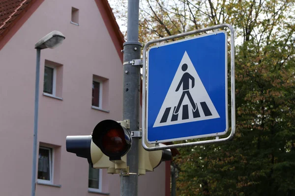 Straßenschilder Auf Den Straßen Verkehrszeichen Fußgängerüberweg — Stockfoto