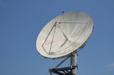 Radar istasyonu. Radar mavi bir arka plan üzerinde
