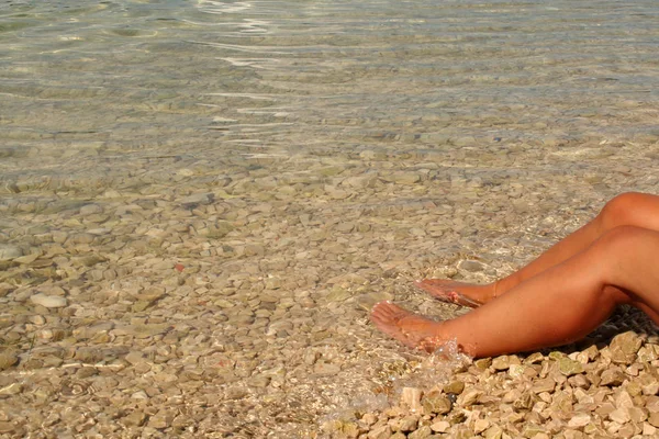 Sea Beach Les Pieds Des Femmes Dans Eau Mer — Photo