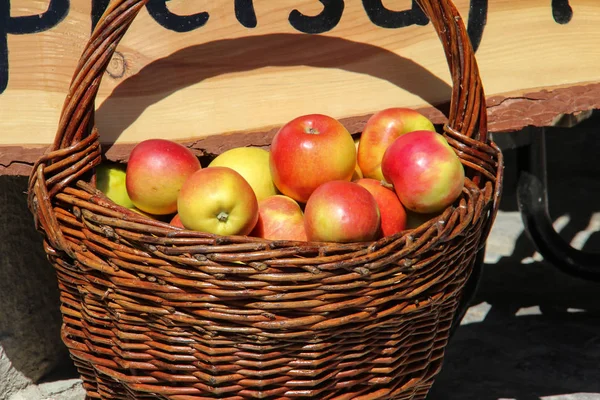 Organic Red Apples Basket Table — Stock Photo, Image