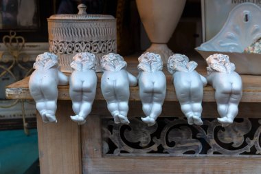 Sahne: bir vitrin komik melekler.