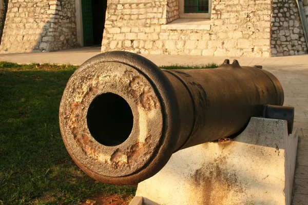 Viejos cañones. Cañones antiguos en Sibenik, Croacia — Foto de Stock