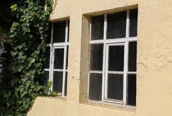 Старі віконні рами в старому будинку — стокове фото