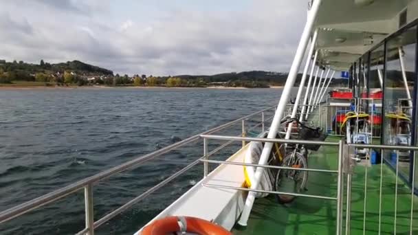 Bateau à moteur sur un lac en Bavière en Allemagne — Video
