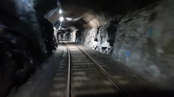 Luftförorening på arbetsplatsen i underjordiska gruva — Stockvideo