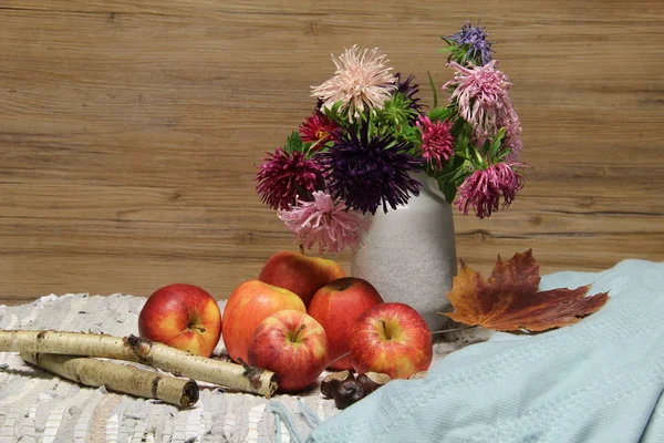 Φθινόπωρο Νεκρή Φύση Όμορφη Ώριμα Μήλα — Φωτογραφία Αρχείου