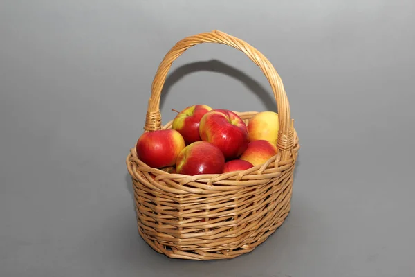 Осенний натюрморт с красивыми спелыми яблоками — стоковое фото