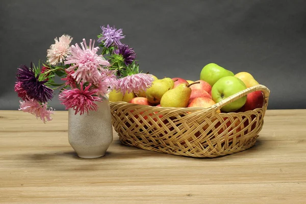 Cesto Con Mele Mature Pere Sul Tavolo Stand — Foto Stock