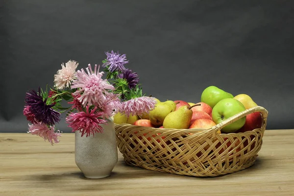 Cesta Com Maçãs Maduras Peras Mesa — Fotografia de Stock