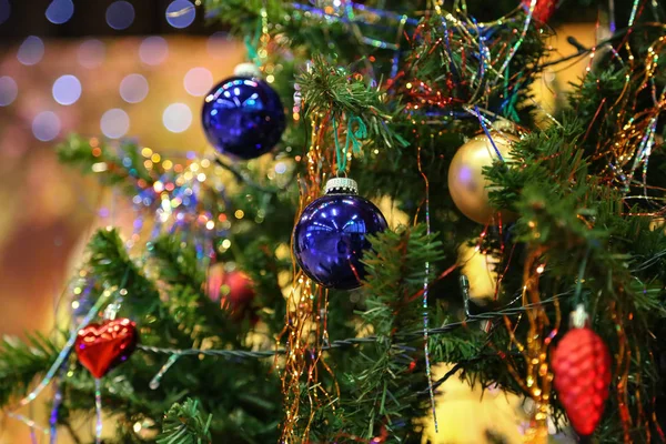 Elegante albero di Natale alla festa dei bambini — Foto Stock