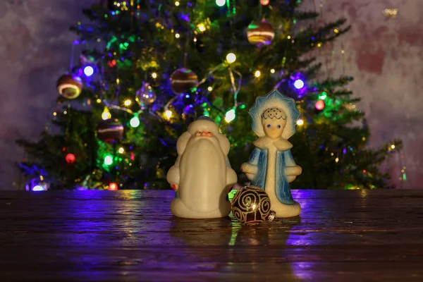 Weihnachtskomposition mit geschmücktem Weihnachtsbaum im Hintergrund — Stockfoto