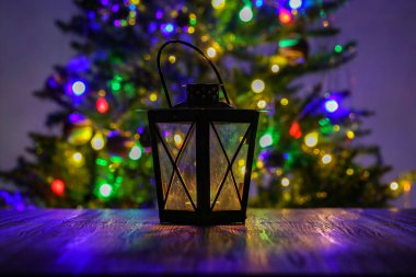 Noel kompozisyon ile giyinmiş Noel ağacı içinde belgili tanımlık geçmiş.