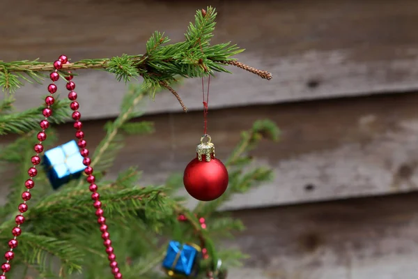 Composições de uma decoração de árvore de Natal na floresta de inverno — Fotografia de Stock