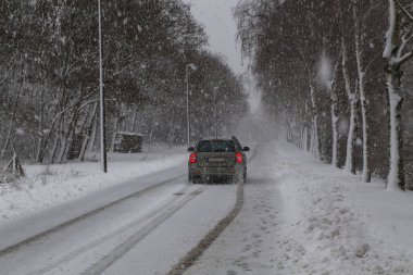 Kış. Tehlikeli kış yol yoğun kar yağışı sonra.