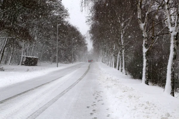 L'hiver. Route d'hiver dangereuse après de fortes chutes de neige . — Photo