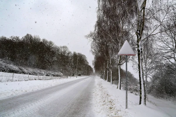 L'hiver. Route d'hiver dangereuse après de fortes chutes de neige — Photo