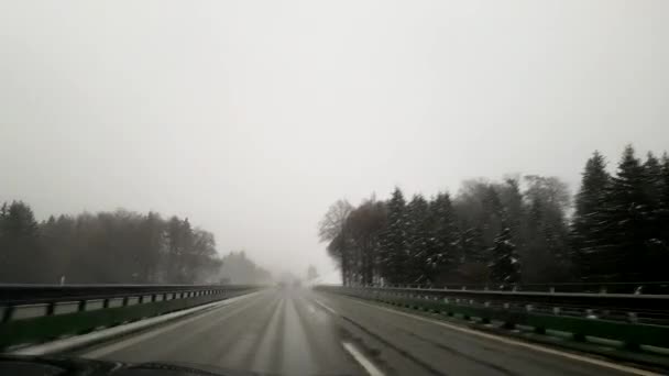 Conducir en la carretera en invierno tiempo de nieve — Vídeos de Stock