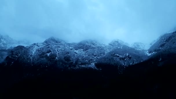 Высокие горы видны из бокового окна автомобиля — стоковое видео