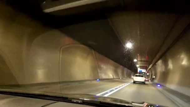 Jazda na autostradzie przez tunel — Wideo stockowe