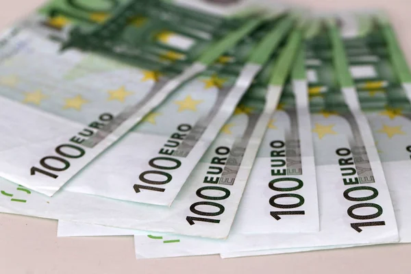 Bankbiljetten Ter Waarde Van 100 Euro Liggen Tafel — Stockfoto