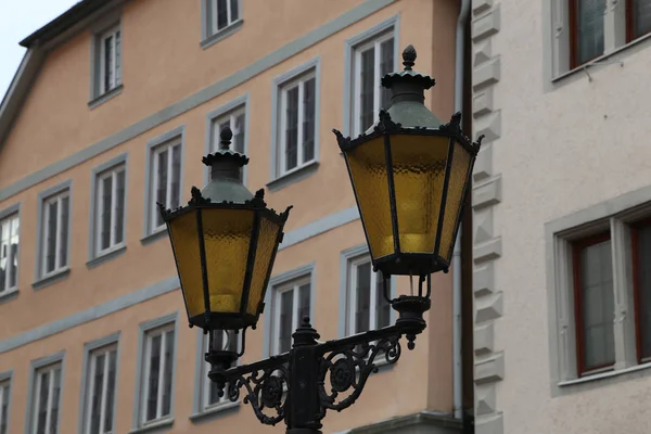 Уличный фонарь. Винтажная уличная лампа — стоковое фото