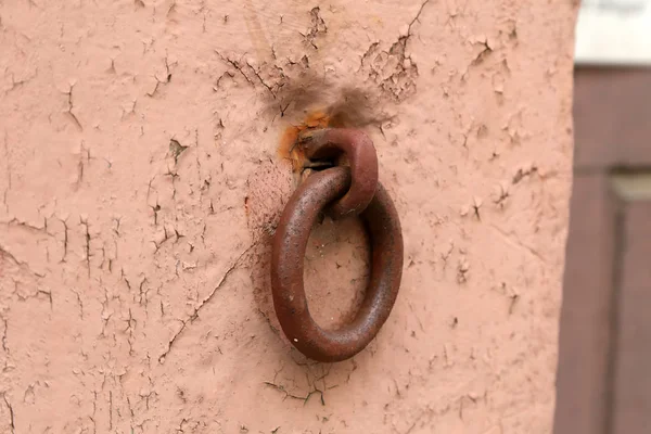 Paslı metal halka ev duvara monte — Stok fotoğraf