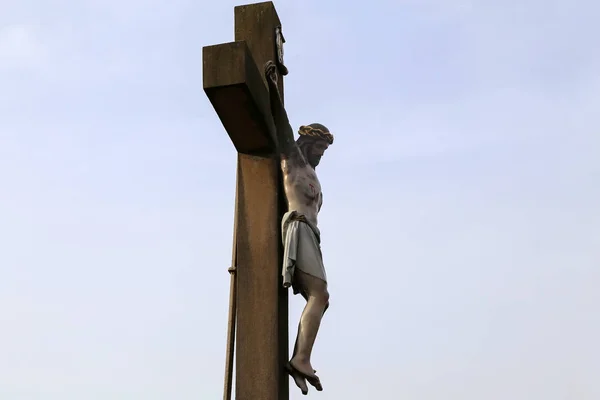 Jesus Cristo crucificado. Uma antiga escultura de madeira — Fotografia de Stock