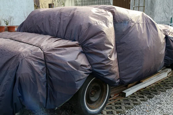 Vieille voiture couverte d'une tente de pluie — Photo
