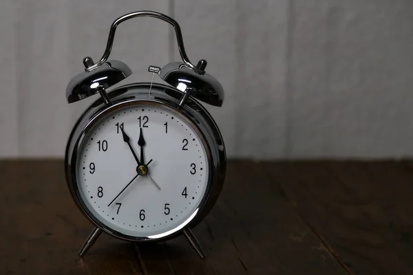 Reloj despertador. Composición con reloj despertador antiguo . —  Fotos de Stock