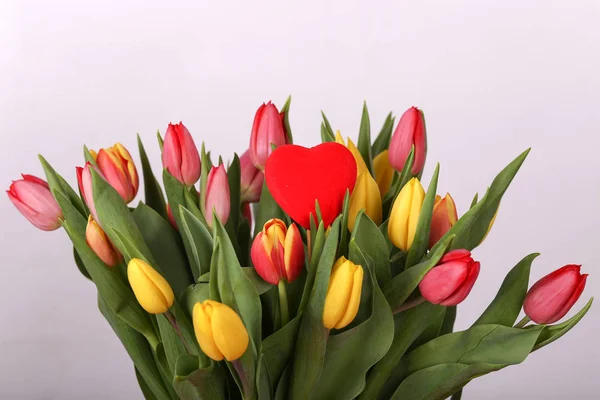 Bouquet de tulipes roses sur fond clair — Photo