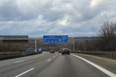 Bir Alman karayolu üzerinde 10 Mart 2019 trafik Almanya