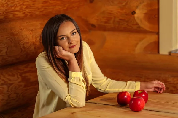 一个年轻女孩的肖像与红色苹果 — 图库照片