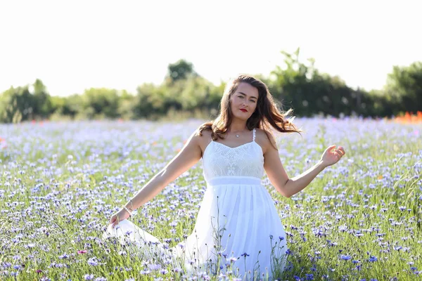 Porträtt av en ung flicka på blåklint blå fältet — Stockfoto