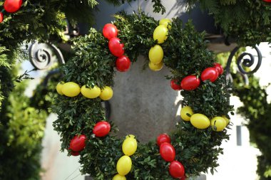 Renkli yumurtalarla süslenmiş dallar, paskalya konsepti