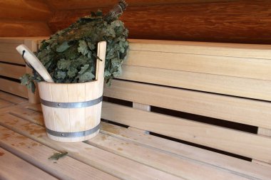 Tahta saunada çeşitli sauna aksesuarları.