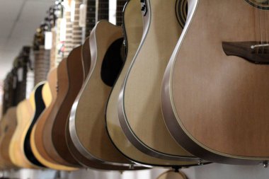 Telli Müzik Aletleri - Gitar. Dükkanda Çeşitli Gitarlar