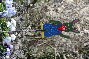 Çiçeklerin üstündetavşan, paskalya konsepti