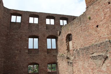 Eski bir binanın kalıntıları.