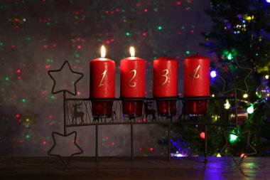 Bir süre bekleyen bekleyen ve İsa'nın doğuş kutlama Noel için hazırlık olarak birçok Batı Hıristiyan kiliselerinde gözlenen bir sezon Advent olduğunu.