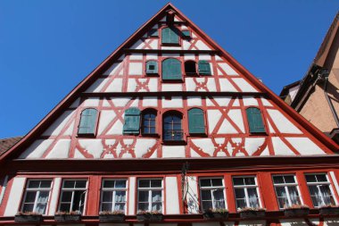 Pencereli kahverengi bina