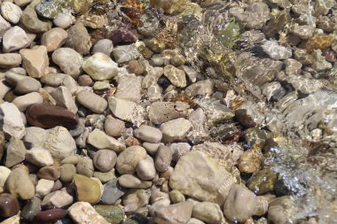  Akan nehir çakıl su