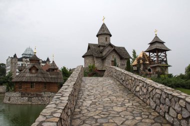 Etno Köyü / Bosna-Hersek'in Bijeljina kenti yakınlarındaki Stanisici etno köyünden bak. Köy eski orijinal ahır evleri içerir ve 2003 yılında inşa edilmiştir.